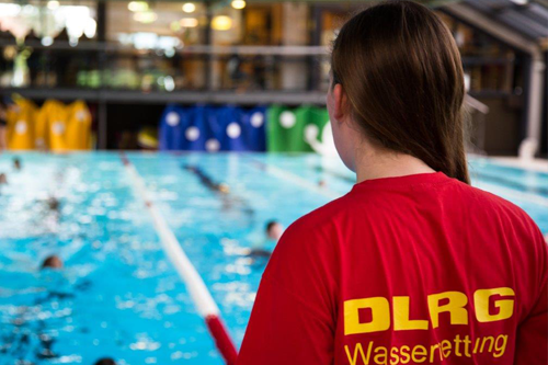 DLRG-Mitglied von hinten